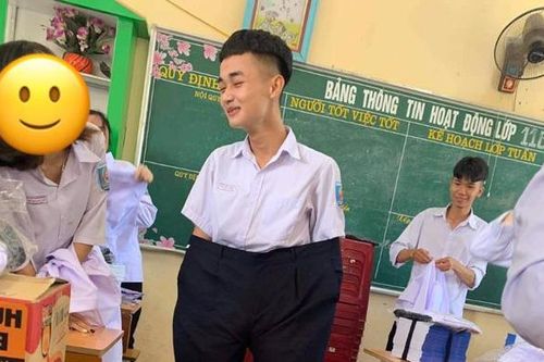 Nam sinh 'số nhọ' nhất mùa tựu trường: 'Háo hức nhận đồng phục mới bao nhiêu thì kết quả ngớ ngẩn bấy nhiêu'