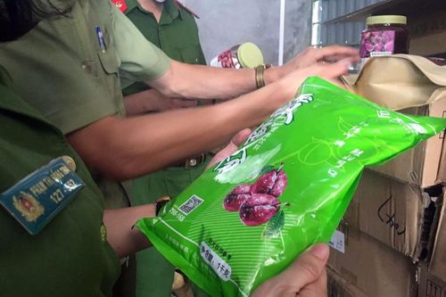 Bắt giữ gần 10 tấn nguyên liệu làm trà sữa, siro trái cây trong kho hàng ẩm mốc chuẩn bị 'tuồn' đến các cửa hàng