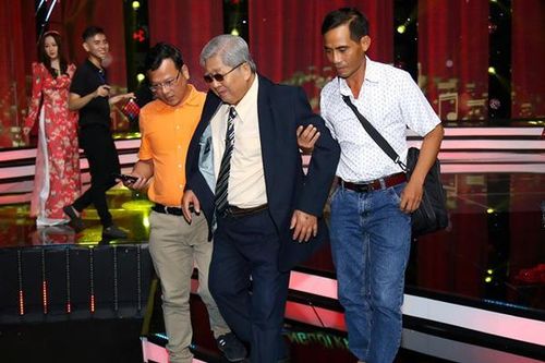 Sau cơn tai biến, nhạc sĩ 'Bông điên điển' được người nhà dìu đến trường quay