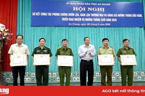 Dựa vào dân để chống buôn lậu