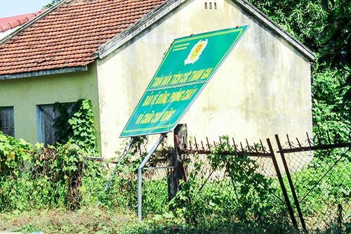 Pa nô tuyên truyền bị đổ gãy