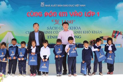 Trao tặng sách, vở cho học sinh nghèo