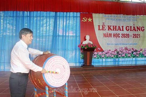 Đồng chí Bí thư tỉnh ủy dự khai giảng năm học mới tại Trường PTDT Nội trú tỉnh