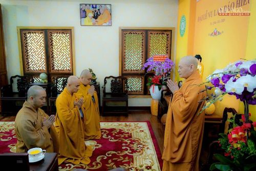Đại diệnBTS Phật giáo TP.HCM khánh tuế HT.Thích Thiện Nhơn