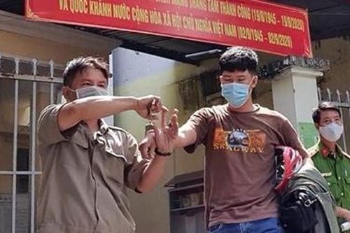 Người dân giúp cô gái bắt giữ gã bạn trai quen qua mạng lừa đảo