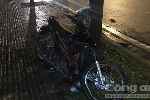 Đi nhậu về, hai thanh niên lao xe máy lên vỉa hè tông cây xanh, trọng thương