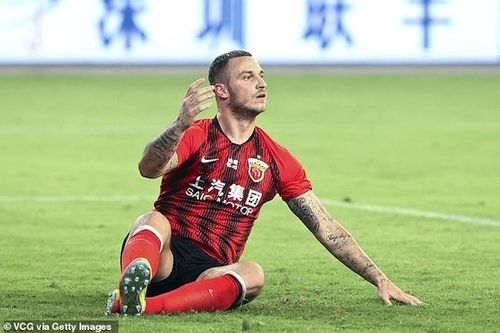Coi thường bóng đá Trung Quốc, sao Ngoại hạng Anh tăng cân, bỏ bê tập luyện