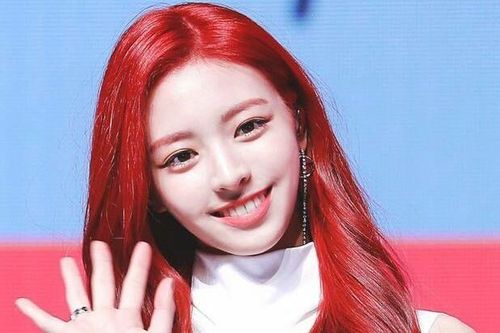Vì sao Yuna (ITZY) tỏa sáng nhờ mái tóc đỏ rực rỡ nhưng không có ý định nhuộm lại lần nữa?