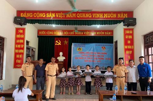 Cảnh sát giao thông đường thủy tiếp sức cho học sinh vạn chài đến trường