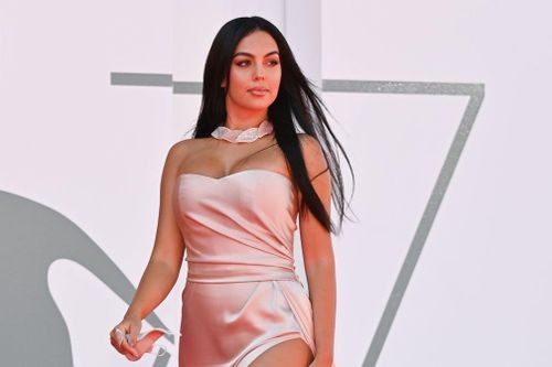 Georgina Rodriguez xuất hiện trên thảm đỏ LHP Venice 2020