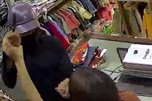 Camera ghi cảnh cô gái bị cướp tấn công