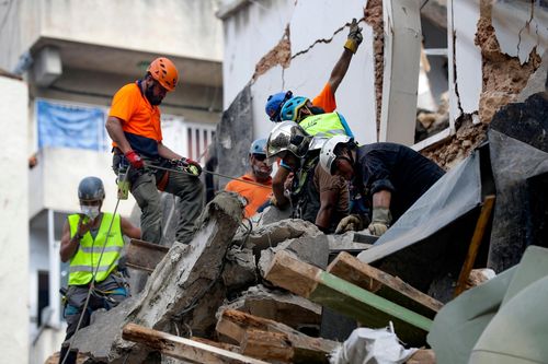 Chó nghiệp vụ phát hiện dấu hiệu sự sống trong đống đổ nát ở Beirut