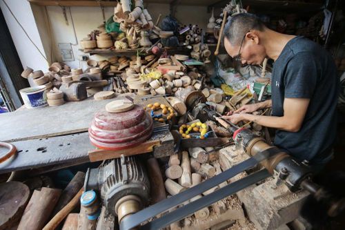 Ghé thăm cửa hàng tiện gỗ còn sót tại khu phố cổ Hà Nội