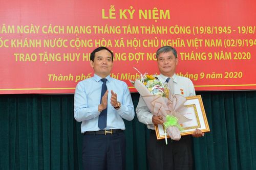 24 đảng viên thuộc Đảng bộ Khối Dân - Chính - Đảng TPHCM nhận Huy hiệu Đảng