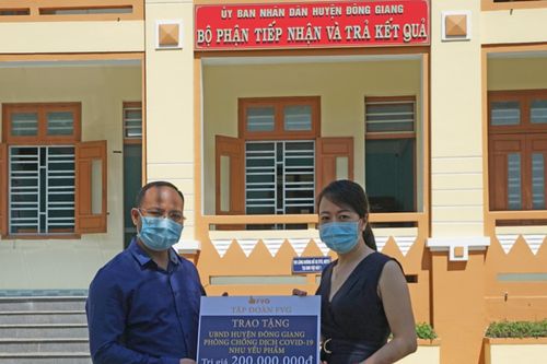 Tặng quà cho đồng bào khó khăn tại 4 xã thuộc huyện Đông Giang