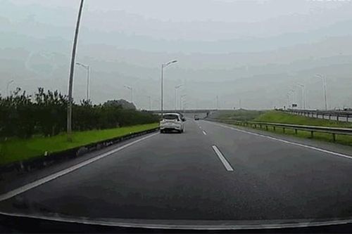 Phẫn nộ ôtô ngang nhiên lùi trên cao tốc Hà Nội - Thái Nguyên
