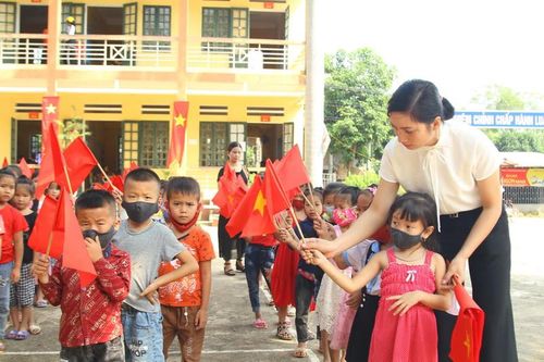 Đình Lập (Lạng Sơn) tổ chức khai giảng ngắn gọn, nghiêm trang