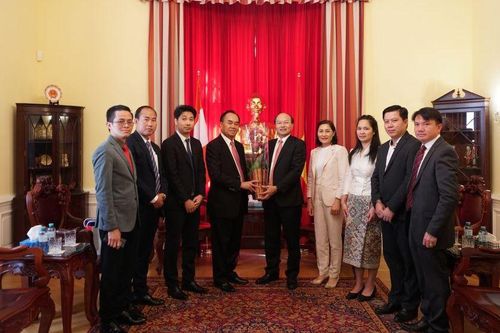 Đại sứ quán Việt Nam tại Áo dâng hương tưởng niệm Chủ tịch Hồ Chí Minh nhân kỷ niệm 75 năm Quốc khánh Việt Nam