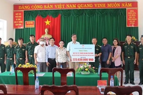 Tặng vật chất phòng, chống dịch Covid-19 cho các đồn Biên phòng trên tuyến biên giới huyện Bù Đốp