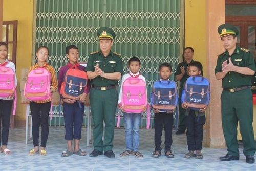 Hân hoan đón các cháu con nuôi đồn Biên phòng vào năm học mới