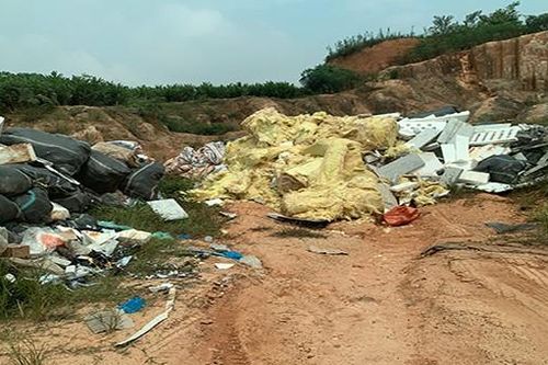 Hàng tấn rác thải độc hại tại khu công nghiệp xả trực tiếp ra môi trường