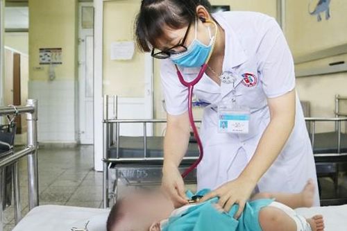 Trẻ 3 tháng tuổi bị ngộ độc thuốc nhỏ mũi