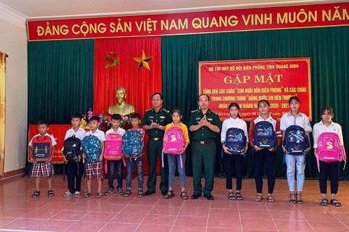 Bộ đội Biên phòng Quảng Bình tặng quà năm học mới cho các con nuôi