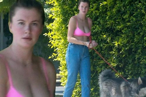 Ireland Baldwin mặc áo lót khoe ngực táo bạo dắt chó đi dạo