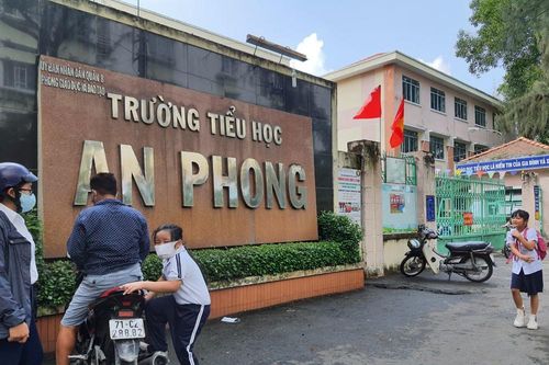 Hiệu trưởng lên tiếng vụ bộ SGK lớp 1 có giá 800 ngàn đồng!