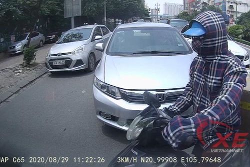 'Ninja' lao ra từ đường BRT, tạt đầu ô tô suýt gây tai nạn