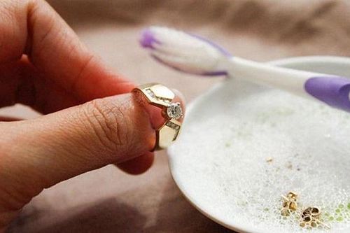 Làm sạch trang sức vàng bằng nước rửa chén, kem đánh răng