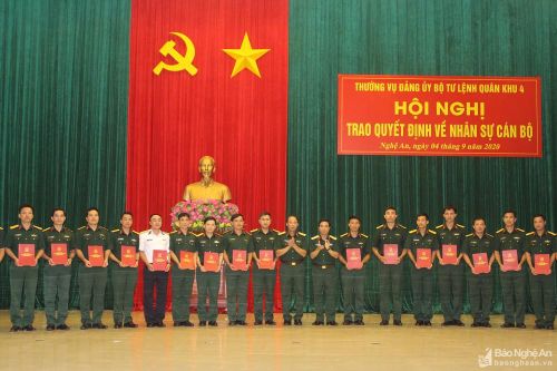 Bộ Tư lệnh Quân khu 4 trao Quyết định điều động, bổ nhiệm cán bộ cấp trung, sư đoàn