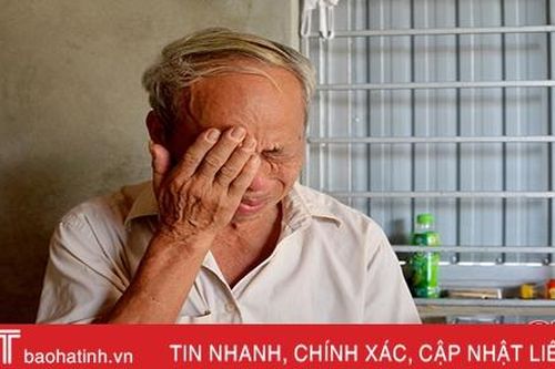 Người cha 23 năm nuôi con bại liệt khóc ròng khi cháu vào lớp 1 chưa có sách vở, quần áo mới đến trường