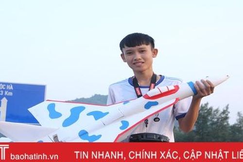 Học sinh trường làng ở Hà Tĩnh sáng chế máy bay mô hình điều khiển từ xa