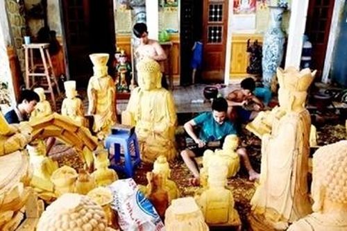 Bàn tay khắc gỗ nên vàng
