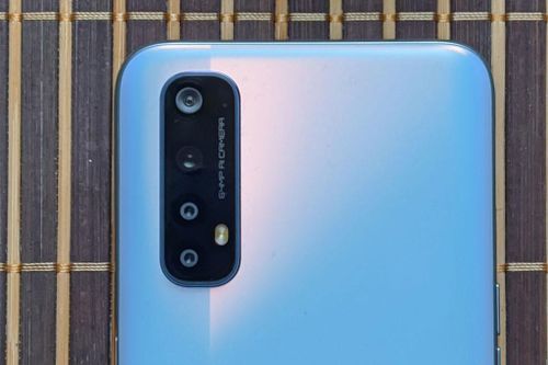 Cận cảnh smartphone RAM 8 GB, sạc 30W, 4 camera sau, giá gần 5 triệu