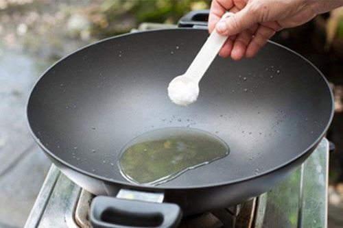 Điều bất ngờ khi bỏ muối vào chảo cá rán không phải ai cũng biết
