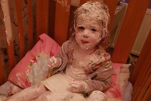 Vào phòng gọi con dậy, mẹ ngỡ ngàng khi nhìn điều bất ngờ đang xảy ra với bé