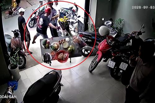 Clip nam thanh niên 'tiện tay' hất đổ mâm cúng rằm tháng 7 khiến cư dân mạng 'dậy sóng'