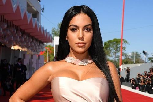 Bạn gái Ronaldo khoe dáng ngọc quyến rũ trên thảm đỏ Liên hoan phim Venice