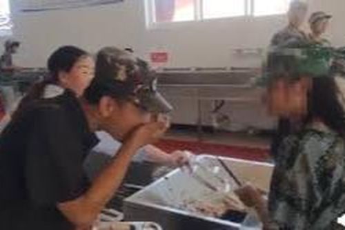 Thầy dạy quân sự bốc cơm thừa ăn ngay trước mặt học sinh gây tranh cãi