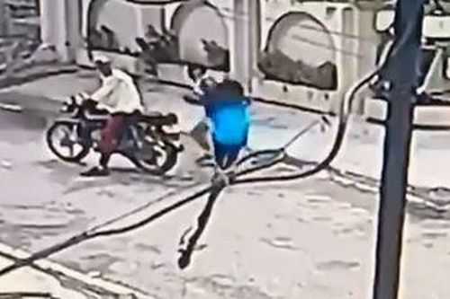 Bị giật điện thoại trên đường, nữ sinh tay không dũng cảm chống trả 2 tên cướp cầm hung khí