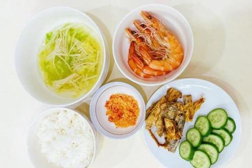 Nàng trợ lý trẻ đẹp khoe cơm độc thân chỉ 70k/bữa siêu ngon, hội 'không ăn hành' bỗng lên tiếng