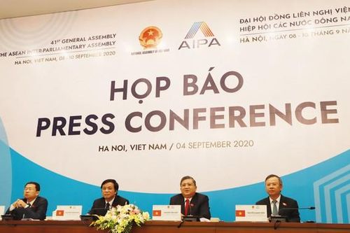 Tăng cường vai trò của nữ nghị sĩ nhằm đảm bảo việc làm và thu nhập cho lao động nữ