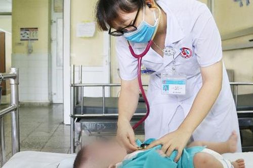 Mẹ rửa mũi cho con, hai trẻ phải nhập viện cấp cứu