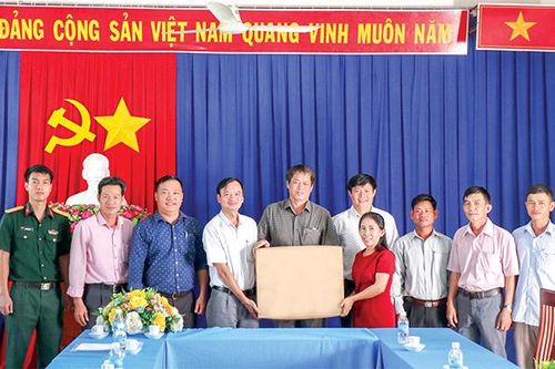 Tặng 460 bộ quần áo cho học sinh xã Ba Cụm Nam