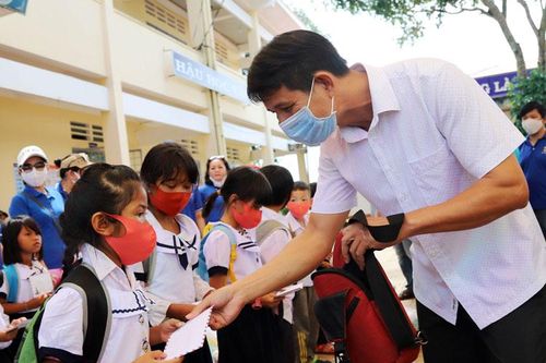 Tặng 265 suất quà cho học sinh đồng bào dân tộc thiểu số