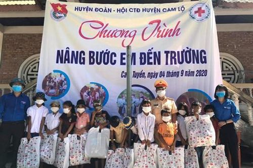 Cam Lộ: Trao 50 suất quà cho các học sinh Bản Chùa
