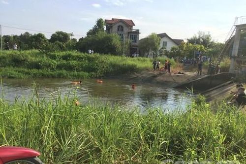Hai bé trai bỏ nhà đi bụi, một em rơi xuống cống chết đuối