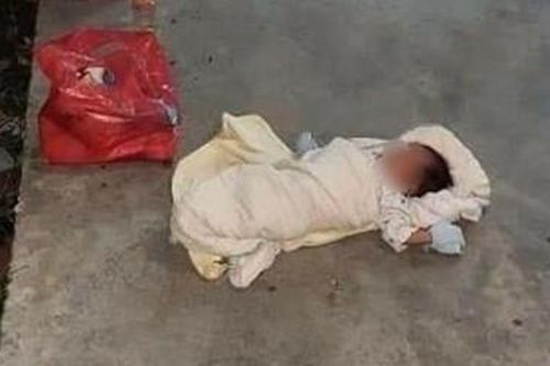 Bé gái hơn 1 tháng tuổi bị bỏ rơi trước cửa nhà dân ở Hải Phòng